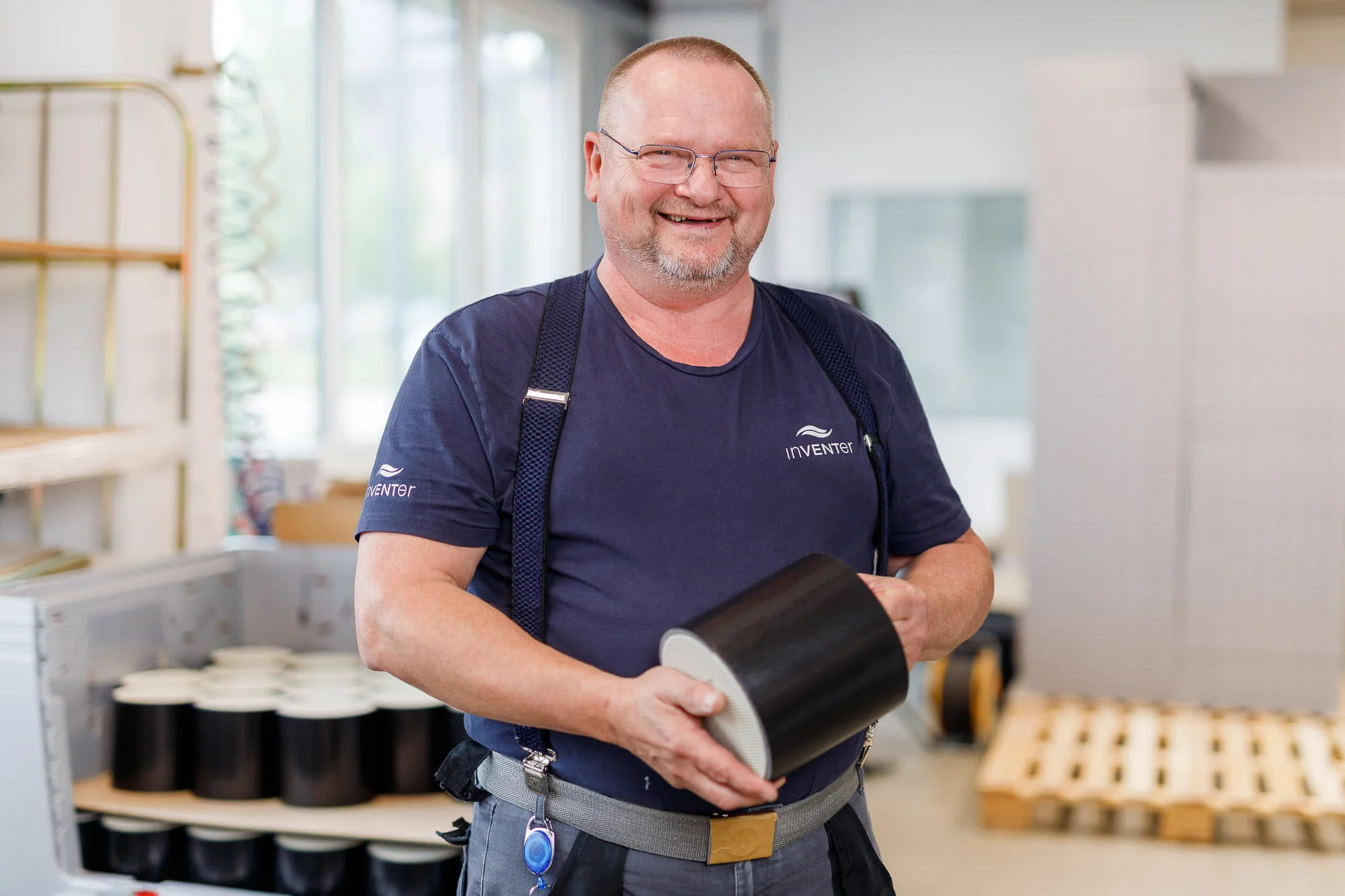 inVENTer Mitarbeiter mit Lüftungsgerät