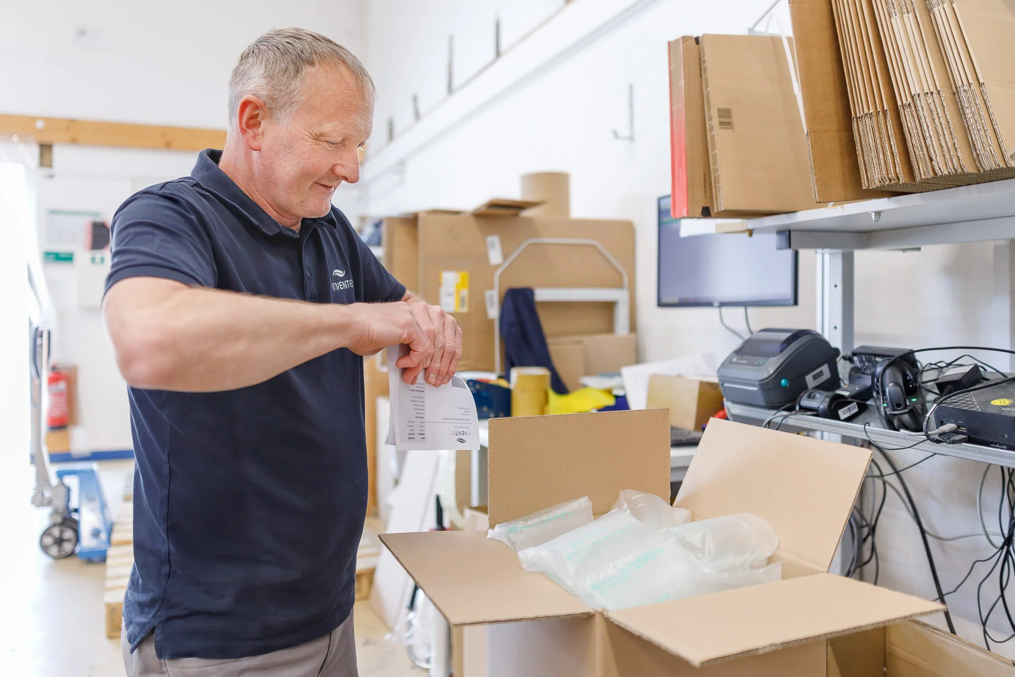 Mitarbeiter beim Verpacken einer Bestellung